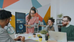Equipo revisando datos en pantalla para implementar IA en una empresa paso a paso